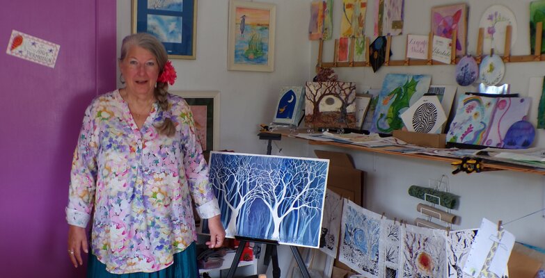 Paula Swenson en el estudio: Paula in her studio with art in progress