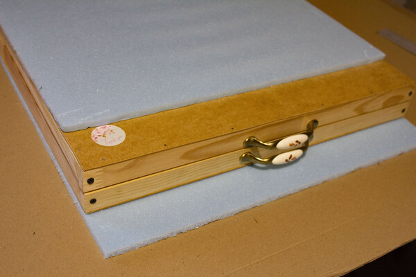 Inga Loginova in de studio: Double protection: shockproof layers inside a custom wooden crate.