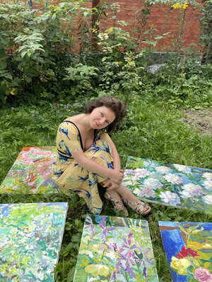 Anna Trigub im Studio: My name is Anna. I am a professional artist. I have been drawing since childhood because I like it. This is my way of life. My inspiration comes both from traveling across countries, the most beautiful views on travel inspire me to be creative, and r