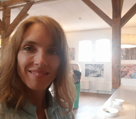 Maren Butzheinen in de studio: me and friends among my work