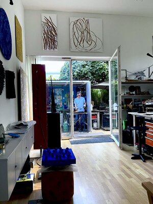 René Düsel nello studio: Atelier mit Blick ins Freie