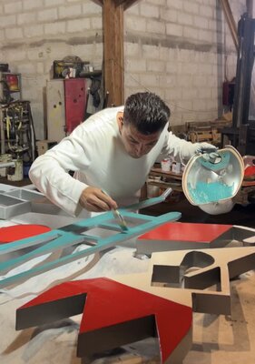 Zlatko Garac in de studio: painting first layer of color