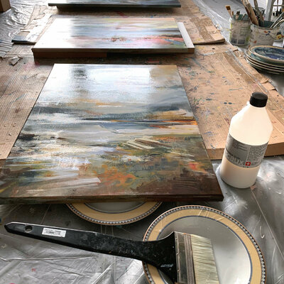 Irina Laube dans le studio: Auf jedem Werk wird UV-Firnis der Firma Lascaux aufgetragen.