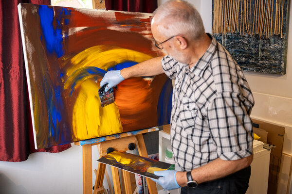 Siegmar Ahlvers in de studio: Farben in Bewegung...