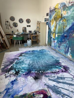 Anna Eibl-Eibesfeldt nello studio: work in progress, großformatiges Arbeiten im Atelier
