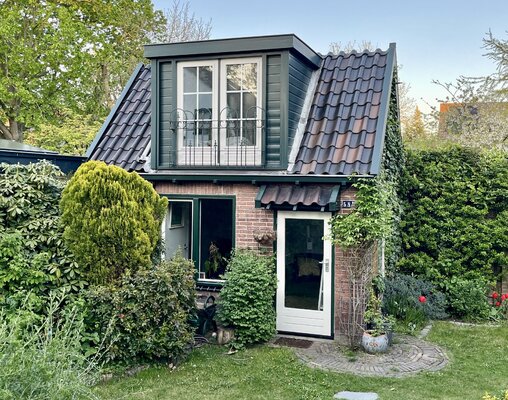 Peter van der Linde en el estudio: Art Studio in back garden