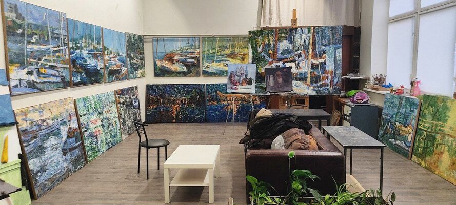 Robert Nizamov en el estudio: In my studio, there is a creative atmosphere where every corner inspires new ideas. Paintings hang on the walls, each one a part of my journey, my experience, and my reflections. Large windows fill the space with light, creating perfect conditions fo