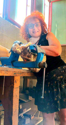 Gladys Sica in the Studio: In fonderia, ultimando lavori, 2022