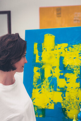 Katharina Stegmeier in the Studio: Katharina Stegmeier in Ihrem Atelier (Fotografie: @kerrsteen)