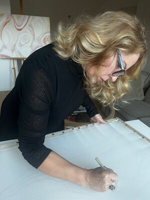 Galina Lorentzen nello studio: Work Process painting on cold batik on silk