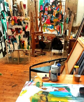 Ricardo Llinares dans le studio: Mi lugar de trabajo es un espacio bastante caótico