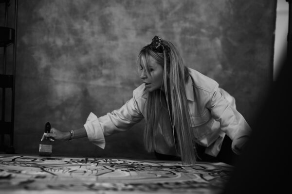 Helena Kaschurow nello studio: Das Urbane, das Dynamische, das Unvorhersehbare, das Konzipierte aber gleichzeitig das Prozessuale, das Bewegte und das Bewegende. All diese Begriffe lassen sich in der Arbeit von Helena Kaschurow, einer zeitgenössischen Künstlerin aus München, wiede