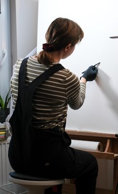 Isabeau Schmikowski in de studio