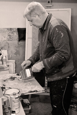 Folker Reinhold Peter Pritsch im Studio: Im Atelier bei der Arbeit mit Spachtelmassen