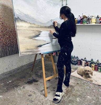 Guranda Spillmann nello studio