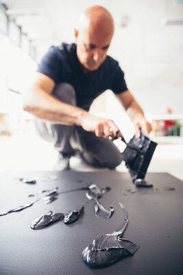 Bruno Planade dans le studio: Bruno Planade dans son atelier.