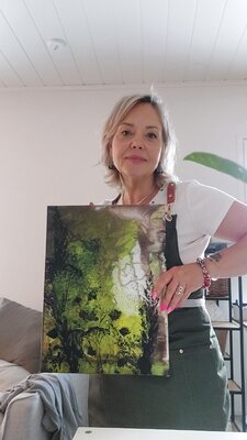 Viktoria Dragon nello studio: I have completed my work “Whisper of the Grass.” The result fills me with joy and quiet happiness. During the process, I felt so warm and cozy, as if nature itself was sharing its gentle breath with me.