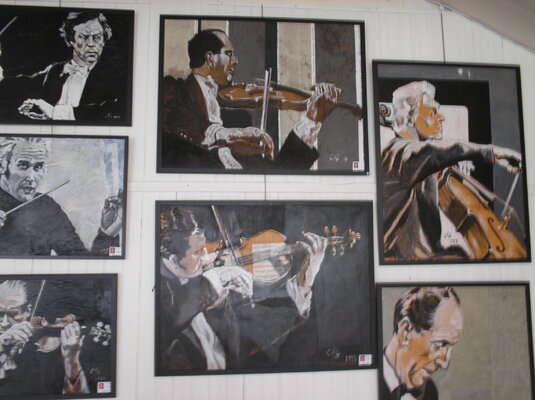 Chantal de Grasse des Princes d'Antibes in de studio: mon atelier de peinture avec portraits de musiciens