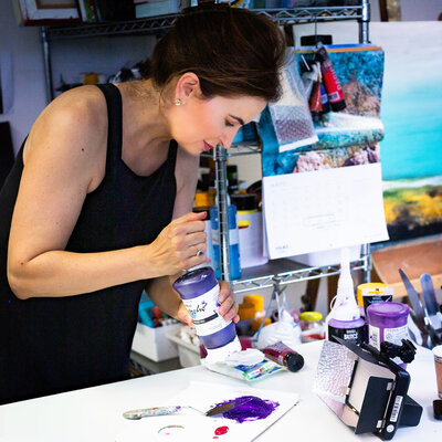 Cristina Arada Aparicio in de studio: Mi espacio para crear, explorar y soñar. El origen de cada una de mis obras, y donde desarrollo todas mis propuestas con atención al detalle, compromiso artístico y vision personal.