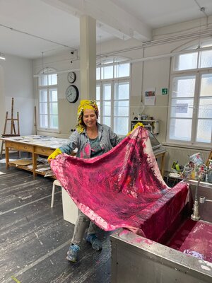 Almut Knebel in the Studio: Voll in Farbe - Acryl Wash in der Freien Kunstakademie Augsburg