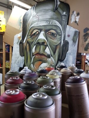 Tim Müller en el estudio: Arbeit mit der Sprühdose