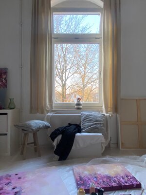 Adriane Dworzak im Studio: In meinem Atelier benutze ich Wände, Staffeleien und den Boden, um kreativ arbeiten zu können. Helligkeit und Wärme spielt in dem Raum für mein Schaffen eine entscheidende Rolle, genauso wie Musik.