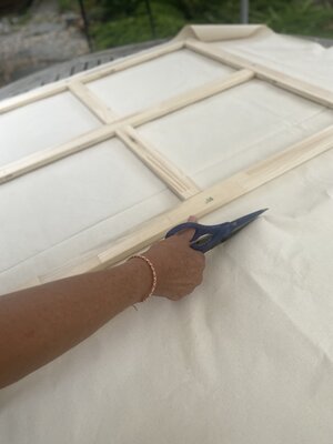 Christiane Portmann in de studio: Vorbereiten der Leinwand