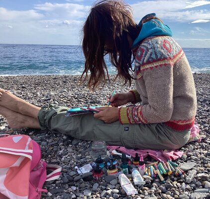 Fabiola Weißhar en el estudio: Beim Zeichnen und Malen bin ich völlig eingetaucht in die Welt der Farben, meiner Gefühle und verbunden mit allem, was mich umgibt