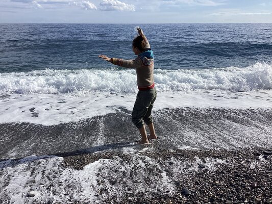 Fabiola Weißhar en el estudio: Das Wasser zum Malen kommt direkt aus dem Meer