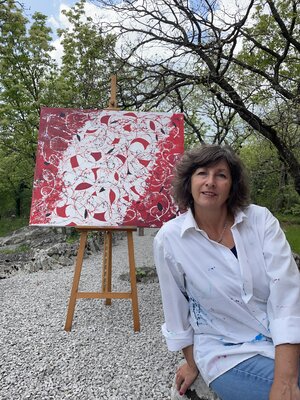 Vesna Jogan nello studio: Moulin rouge with me in our garden.