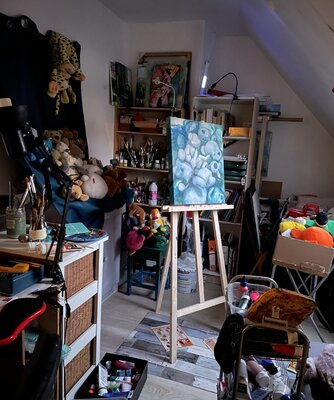 Christel Fréon im Studio: Mon atelier est une pièce dédiée de mon habitation.