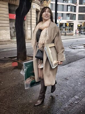 Natela Krutii in de studio: Artist on the move, carrying my paintings through the rainy streets.