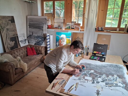 Gabriel Fluri en el estudio: Atelier in malerischer Umgebung