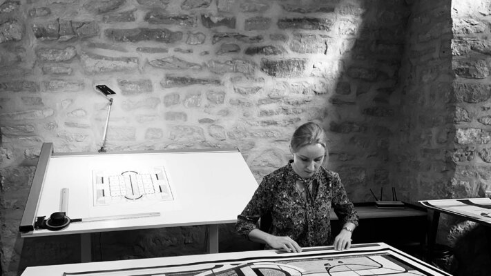 Yulia Protsyshyn nello studio: Drawing process