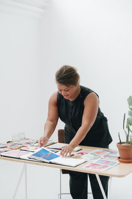 Roxanne Louise Pinto Hjorth in de studio: Arranging works for display.