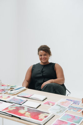 Roxanne Louise Pinto Hjorth in de studio: Relaxing in the studio with studies and cards.