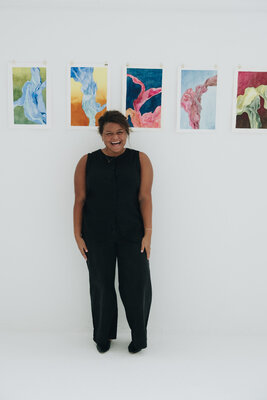 Roxanne Louise Pinto Hjorth in de studio: Presenting images for photography from left to right: Limmat, Canyon, Orchid, Mother, Forest II.