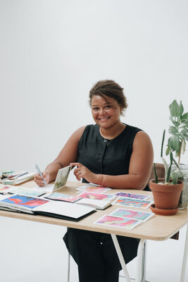 Roxanne Louise Pinto Hjorth in de studio: Writing in a card printed with Forest I.