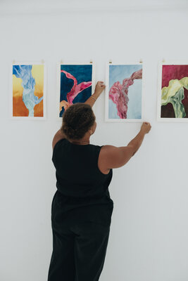 Roxanne Louise Pinto Hjorth in de studio: Arranging works for photography. From let to right: Canyon, Orchid, Mother, Forest II.