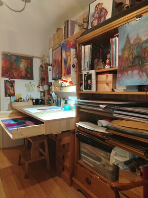 Sylvia Lessig im Studio: Kleines Atelier mit neuer Arbeitsplatte zum ausziehen und vergrößern