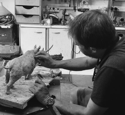 Heinrich Filter dans le studio: sculpting in the workshop