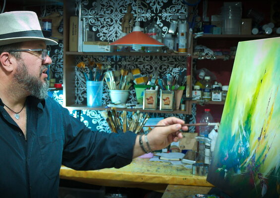 Jean-Claude Lannes in the Studio: Concentration devant la toile ....