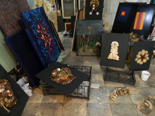 Kenan K. in de studio: Working with more than one work at the same time, sometime has an evocative effect by enriching the inspiration. Seeing the works together facilitates the comparison, evaluation/analysis in depth and becomes helpful for self-critique.