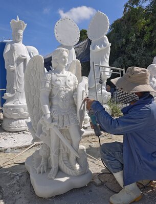 Mai Xuan Phuc in de studio: Working on the statue of ST. Michael