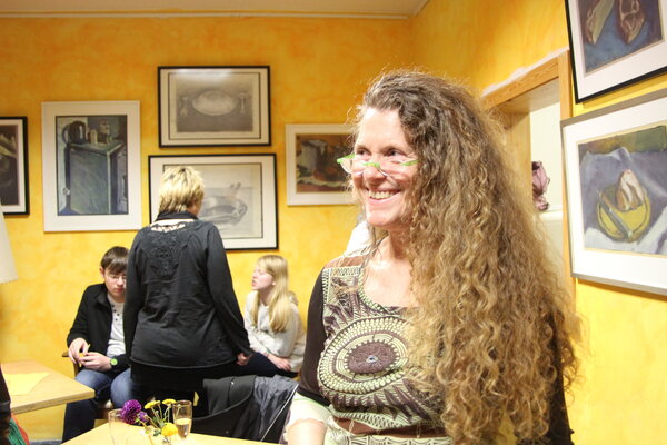 Hjalmar Thelen im Studio: Dr. Kirsten Thelen, Vertreterin des Nachlasses von Hjalmar Thelen, im Offenen Wohnzimmer (Foto: Sonja Thelen)