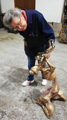 Maureen Quin in de studio: Maureen Quin checking the bronze cast of Eternal Bond.
