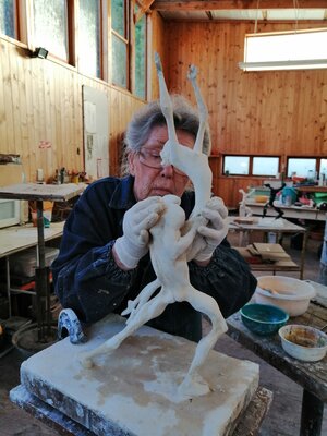 Maureen Quin in de studio: Maureen Quin modelling "Unity".