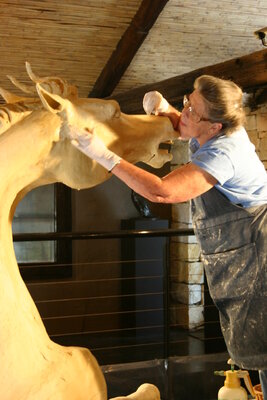 Maureen Quin in de studio: Maureen Quin working on The Rearing Arab Stallion for the Gold Souk in Burj Khalifa, Dubai.