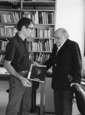 Massimo Sansavini nello studio: Con l'architetto Oscar Niemeyer in occasione della presentazione della mostra "Woo-Doo" e altre storie al Museo Nacional da Belas Artes a Rio de Janeiro 1999