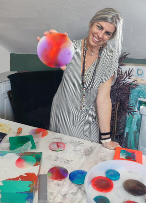 Patricia Caldevilla in de studio: resina epoxi y abstracción